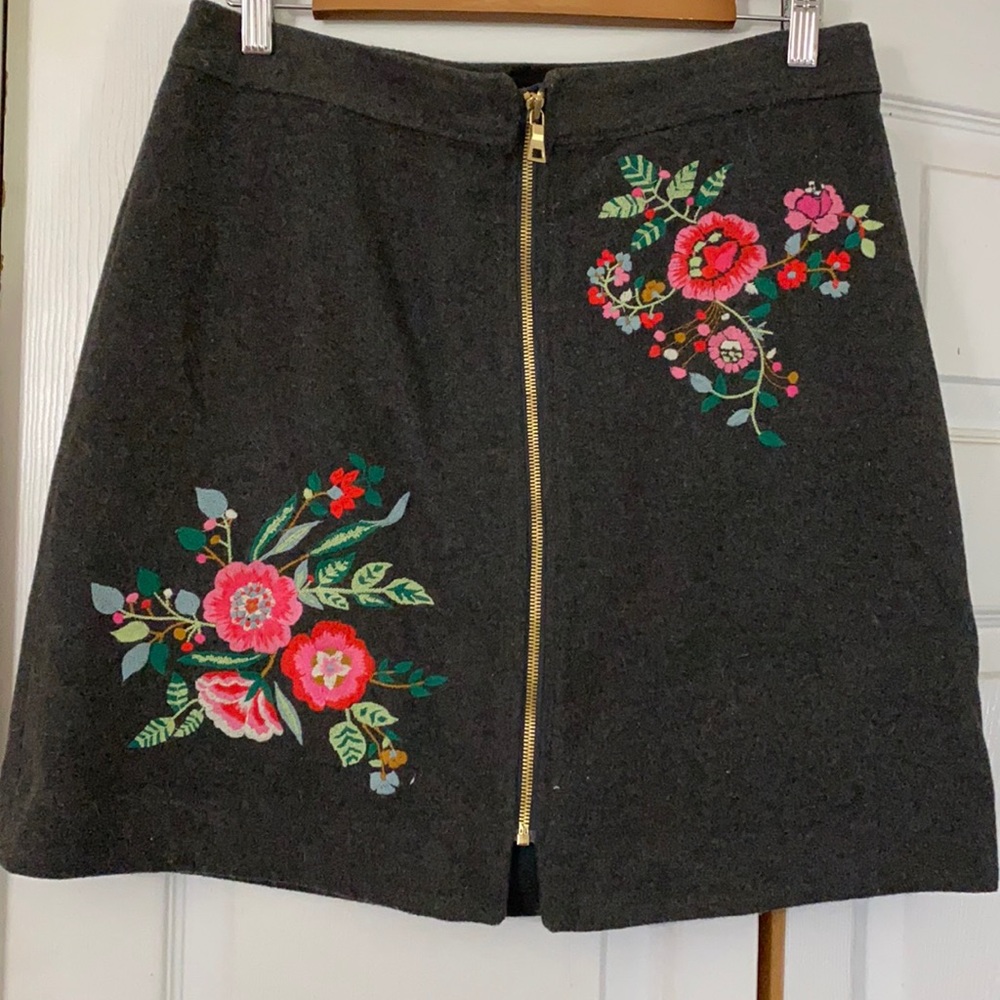 Charcoal gray floral LOFT skirt front zip